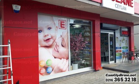 Eczane cam giydirme, eczane vitrinleri için oldukça önemli bir konudur. Vitrinler, müşterilerin ilk bakışta dikkatini çeken önemli bir reklam aracıdır. Bu nedenle, vitrinlerin doğru bir şekilde giydirilmesi, marka ve ürünlerin tanıtımı açısından büyük bir önem taşır.