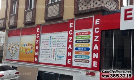 Eczane cam giydirme, eczane vitrinleri için oldukça önemli bir konudur. Vitrinler, müşterilerin ilk bakışta dikkatini çeken önemli bir reklam aracıdır. Bu nedenle, vitrinlerin doğru bir şekilde giydirilmesi, marka ve ürünlerin tanıtımı açısından büyük bir önem taşır.