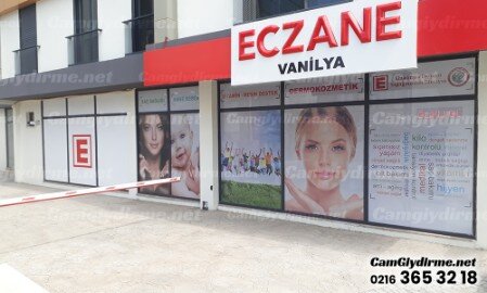 Eczane cam giydirme, eczane vitrinleri için oldukça önemli bir konudur. Vitrinler, müşterilerin ilk bakışta dikkatini çeken önemli bir reklam aracıdır. Bu nedenle, vitrinlerin doğru bir şekilde giydirilmesi, marka ve ürünlerin tanıtımı açısından büyük bir önem taşır.